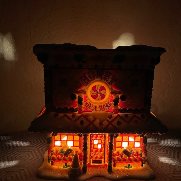 Department 56 Honey Of A Deal Five & Dime Sweet  store - Picture 8 of 8